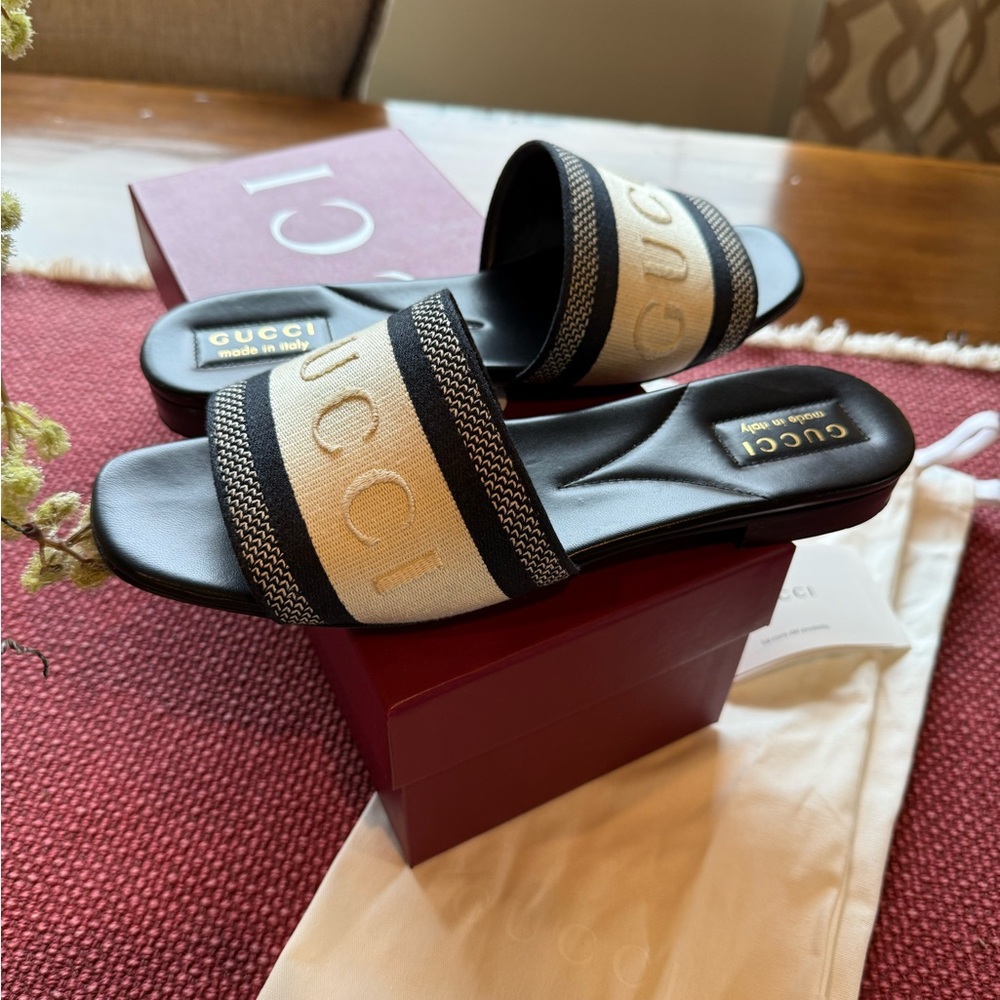 Gucci Beige and Black Logo Slide Sandals - Picture 2 of 5